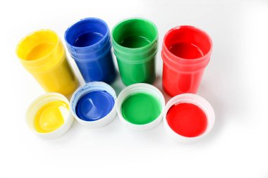 Beyaz bir arka plan üzerinde izole çocuklar için guaj boyaları ayarlayın