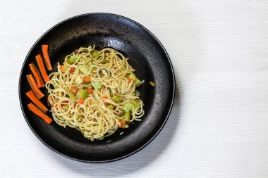 sebze, siyah çanak, beyaz arka plan, seçici odak ile spagetti çanak