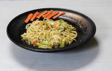 sebze, siyah çanak, beyaz arka plan, seçici odak ile spagetti çanak