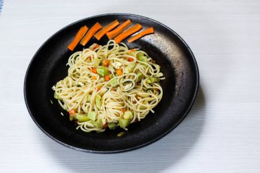 sebze, siyah çanak, beyaz arka plan, seçici odak ile spagetti çanak