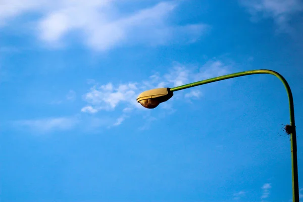 Straat Lamp Zonnige Dag Heldere Hemel — Stockfoto