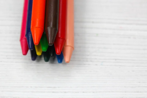 Muchos Lápices Colores Aislados Una Superficie Blanca Suministros Escolares — Foto de Stock