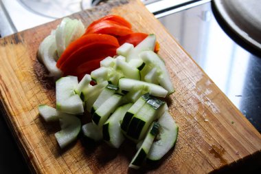 kesme tahtası üzerinde dilimlenmiş domates ve salatalık