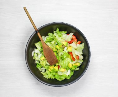 Taze domates, salatalık, soğan, ıspanak, marul ve susamlı sağlıklı sebze salatası. Diyet menüsü