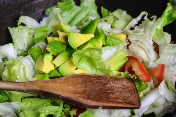 健康蔬菜沙拉 新鲜番茄 生菜和芝麻盘 饮食菜单 — 图库照片