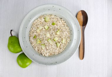yulaf ezmesi ve elma ve armut parçaları ile çanak, Besleyici kahvaltı gıda sağlıklı yulaf 