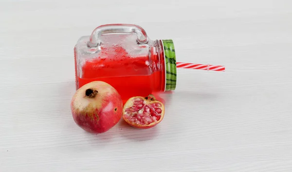 Granatapfelsaft Einmachglas Mit Rotem Stroh Roten Früchten — Stockfoto