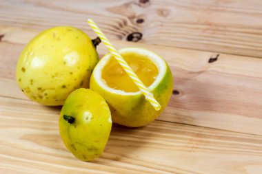 Passion meyve yarım ve meyve suyu vintage ahşap arka plan üzerinde. Yakın çekim, Odak seç.