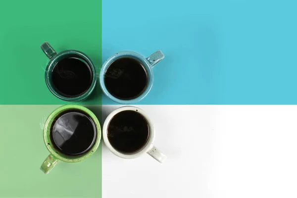 Quatre Tasses Colorées Avec Café Frais Sur Fond Couleurs Couleurs Photo De Stock