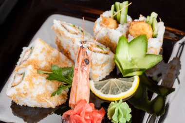 Japon Ulusal popüler mutfak. Suşi, pirinç ve balık. Lezzetli, güzel bir restoran, kafe, gıda özgün tasarım unsurları ile hizmet.