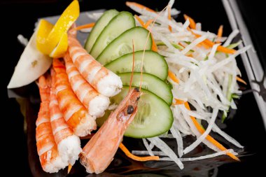 Japon Ulusal popüler mutfak. Suşi, pirinç ve balık. Lezzetli, güzel bir restoran, kafe, gıda özgün tasarım unsurları ile hizmet.