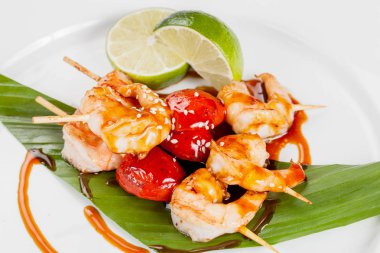 Japon Ulusal popüler mutfak. Suşi, pirinç ve balık. Lezzetli, güzel bir restoran, kafe, gıda özgün tasarım unsurları ile hizmet.