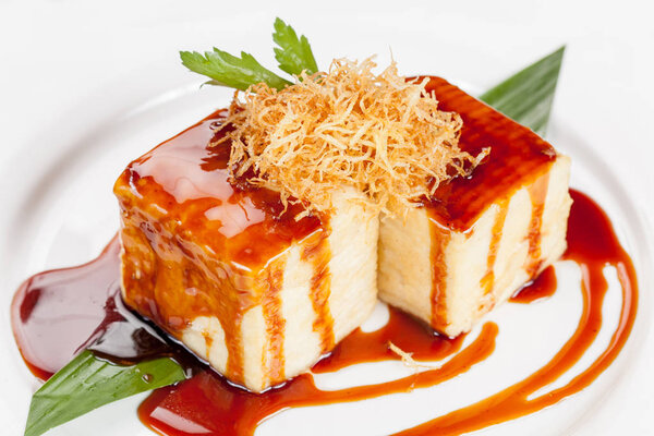 Японская национальная популярная кухня. Суши, рис и рыба. Вкусная, красиво подается еда в ресторане, кафе, с элементами оригинального дизайна
.