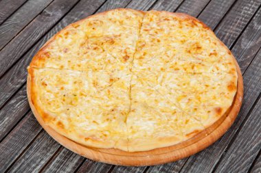 iştah açıcı, taze pizza pişirme bir dekorasyon için masaya