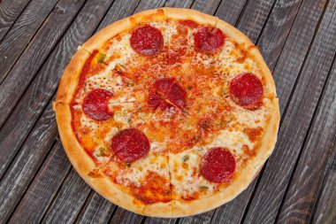 iştah açıcı, taze pizza pişirme bir dekorasyon için masaya