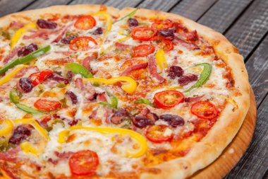 iştah açıcı, taze pizza pişirme bir dekorasyon için masaya