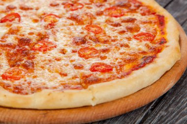 iştah açıcı, taze pizza pişirme bir dekorasyon için masaya