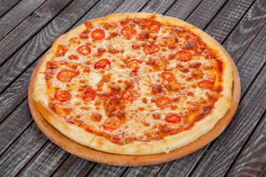 iştah açıcı, taze pizza pişirme bir dekorasyon için masaya