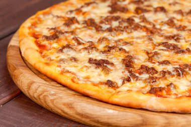 iştah açıcı, taze pizza pişirme bir dekorasyon için masaya