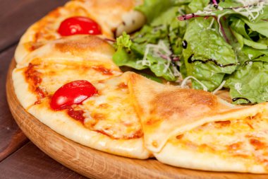 iştah açıcı, taze pizza pişirme bir dekorasyon için masaya
