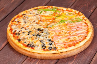 iştah açıcı, taze pizza pişirme bir dekorasyon için masaya