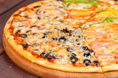 iştah açıcı, taze pizza pişirme bir dekorasyon için masaya