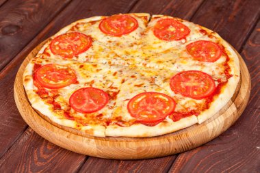 iştah açıcı, taze pizza pişirme bir dekorasyon için masaya
