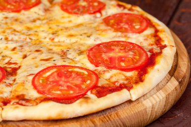 iştah açıcı, taze pizza pişirme bir dekorasyon için masaya