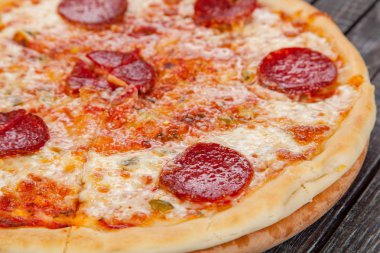 iştah açıcı, taze pizza pişirme bir dekorasyon için masaya