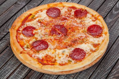iştah açıcı, taze pizza pişirme bir dekorasyon için masaya