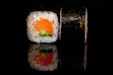 Japon Ulusal popüler mutfak. Suşi, pirinç ve balık. Lezzetli, güzel bir restoran, kafe, gıda özgün tasarım unsurları ile hizmet