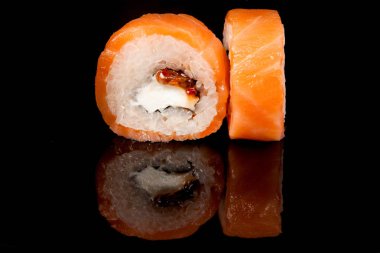 Japon Ulusal popüler mutfak. Suşi, pirinç ve balık. Lezzetli, güzel bir restoran, kafe, gıda özgün tasarım unsurları ile hizmet