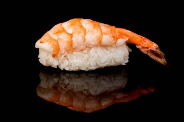 Japon Ulusal popüler mutfak. Suşi, pirinç ve balık. Lezzetli, güzel bir restoran, kafe, gıda özgün tasarım unsurları ile hizmet