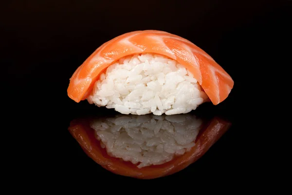 日本全国の人気のある料理 米と魚 おいしい 美しくオリジナル デザインの要素を持つカフェ レストランで料理を提供しています — ストック写真