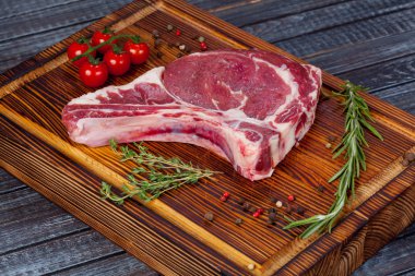 güzel ve sulu çiğ biftek hazır kavrulmuş, Fotoğrafçılık tasarım ve tasarım mutfak yön için malzemelerle masada