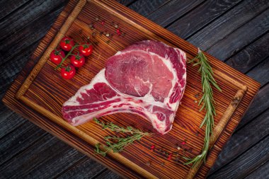 güzel ve sulu çiğ biftek hazır kavrulmuş, Fotoğrafçılık tasarım ve tasarım mutfak yön için malzemelerle masada