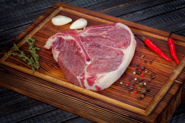 güzel ve sulu çiğ biftek hazır kavrulmuş, Fotoğrafçılık tasarım ve tasarım mutfak yön için malzemelerle masada