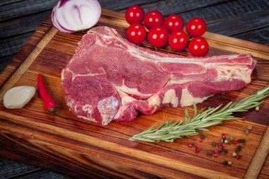 güzel ve sulu çiğ biftek kızartma için hazır malzemelerle masada