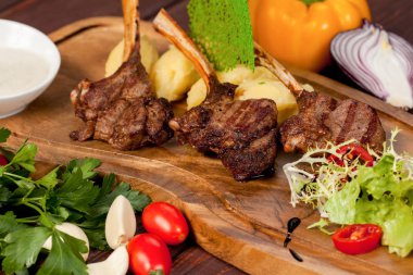 Sulu, kızarmış, ihale biftek sebze ve soslar özel bir stand ile