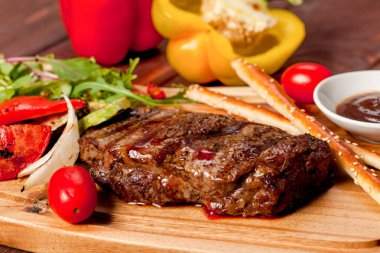 Sulu, kızarmış, ihale biftek sebze ve soslar özel bir stand ile