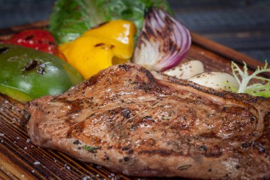 Sulu, kızarmış, ihale biftek sebze ve soslar özel bir stand ile