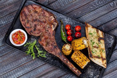 Sulu, kızarmış, ihale biftek sebze ve soslar özel bir stand ile