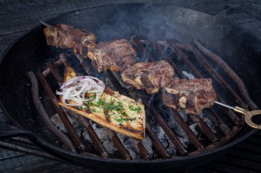 Sulu, kızarmış, ihale biftek sebze ve soslar özel bir stand ile