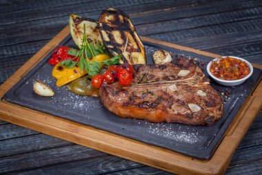 Sulu, kızarmış, ihale biftek sebze ve soslar özel bir stand ile