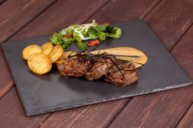 Sulu, kızarmış, ihale biftek sebze ve soslar özel bir stand ile