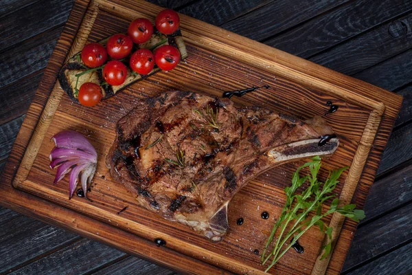 Zsenge Lédús Sült Steak Zöldségek Szószok Egy Speciális Állványra — Stock Fotó