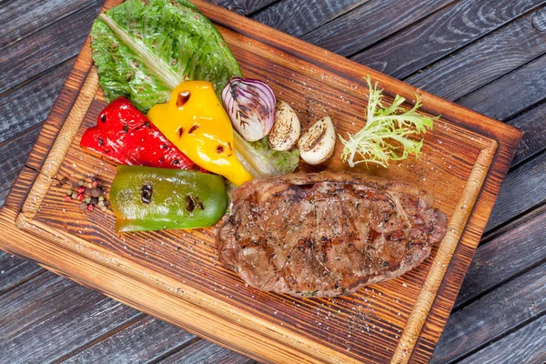 Šťavnaté Smažené Nabídka Steak Zeleninou Omáčky Speciální Stojan — Stock fotografie