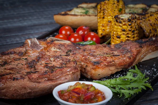 Saftige Gebratene Zarte Steaks Mit Gemüse Und Soßen Einem Speziellen — Stockfoto
