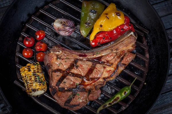 Šťavnaté Smažené Nabídka Steak Zeleninou Omáčky Speciální Stojan — Stock fotografie