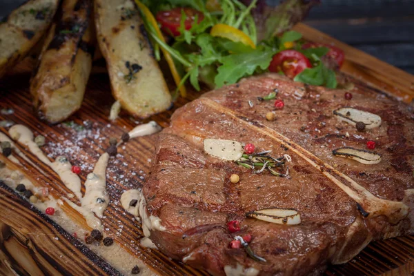 Filete Jugoso Frito Tierno Con Verduras Salsas Soporte Especial —  Fotos de Stock